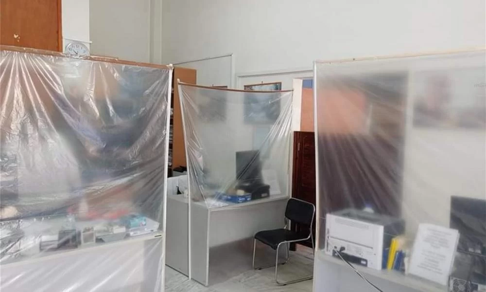 Πλαστικά παραβάν σε υποθηκοφυλακείο - Η εφευρετικότητα των υπάλληλων